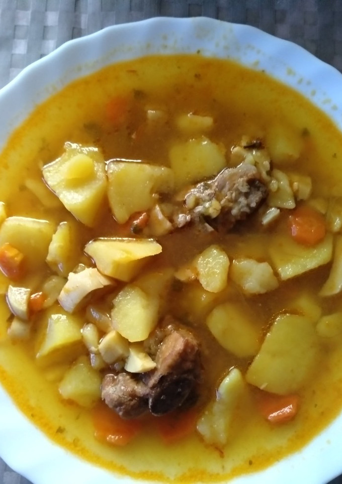 Una foto de Patatas con costillas de cerdo y boletus