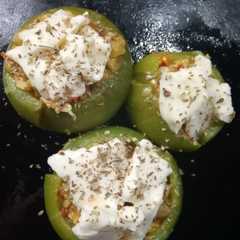 Una foto de Zapallitos rellenos de pollo cebolla y morrón
