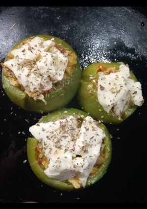 Una foto de Zapallitos rellenos de pollo cebolla y morrón