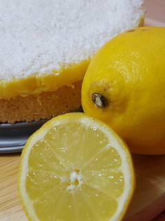 Una foto de Coco&lemon delight cake