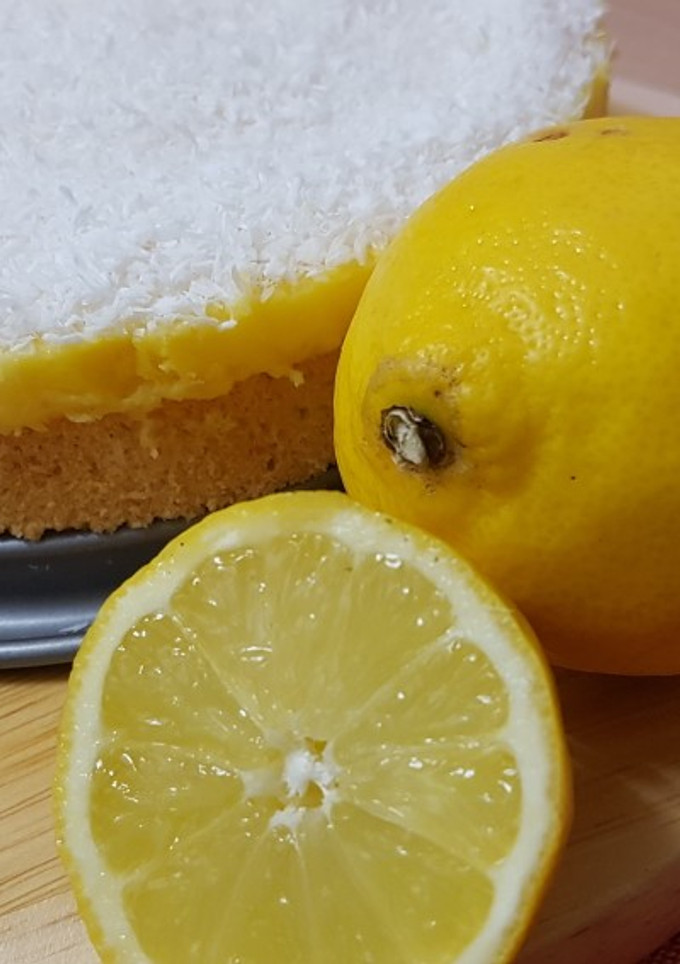 Una foto de Coco&lemon delight cake