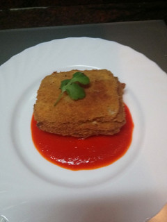 Una foto de Pencas con jamón york, queso y salsa de pimiento