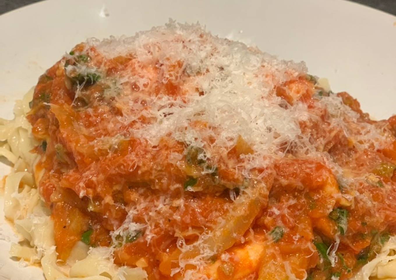 Tomato, fennel and prawn pasta