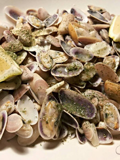 Una foto de Coquinas al limón con ajos y perejil