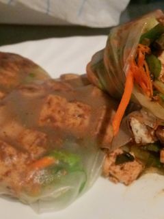 Una foto de Rollitos de Primavera con Tofu y Salsa de Maní