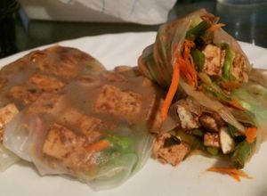 Una foto de Rollitos de Primavera con Tofu y Salsa de Maní