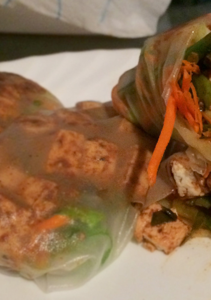 Una foto de Rollitos de Primavera con Tofu y Salsa de Maní