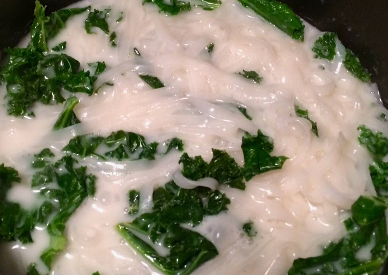 Rice noodles with coconut and lemon