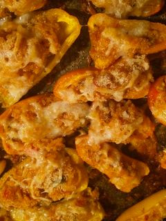 Una foto de Ajíes Rellenos de Arroz con Pollo