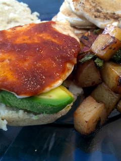 Una foto de 'Eggs Benedict' Con Sabor Latino