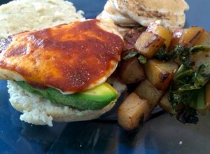 Una foto de 'Eggs Benedict' Con Sabor Latino