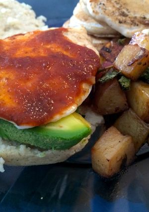 Una foto de 'Eggs Benedict' Con Sabor Latino