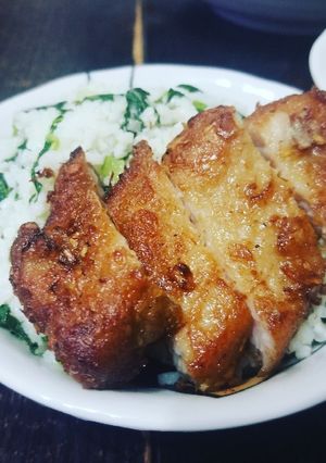 A picture of Porkchop with Lemongrass 香茅豬扒飯.