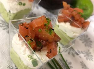 Une photo de Verrines avocat / saumon fumé / chantilly citron ciboulette