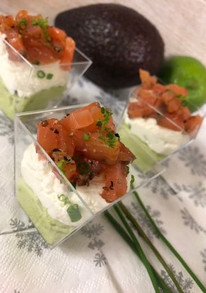 Une photo de Verrines avocat / saumon fumé / chantilly citron ciboulette