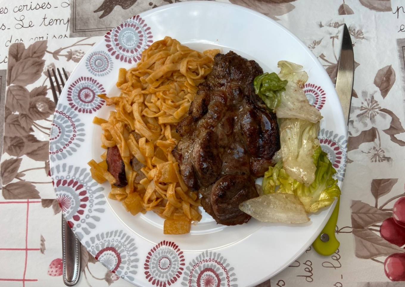 Pâtes avec pommes de terre accompagnées d’une côtelette au barbecue et sa salade