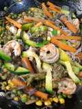 Wok de verduras, fideos de arroz y langostinos