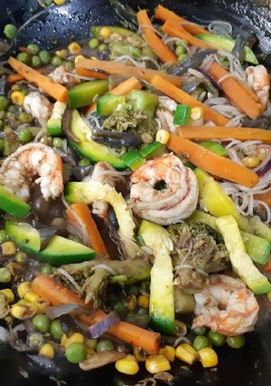 Una foto de Wok de verduras, fideos de arroz y langostinos