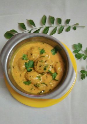A picture of Rice fenugreek muthiya curry.