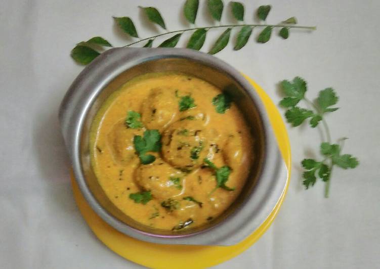 Rice fenugreek muthiya curry