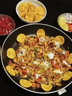 ચણા જોર પાપડી ચાટ (Chana Jor Papdi Chaat Recipe In Gujarati) રેસીપી મુખ્ય ફોટો