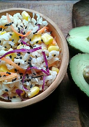 Una foto de Ensalada Fría de Arroz Integral (Fácil y Nutritiva)