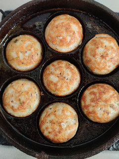 சோளம் பச்சை மாங்காய் பணியாரம் (Solam pachai maankaai paniyaram recipe in tamil) செய்முறை முக்கிய புகைப்படம்
