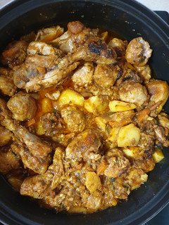 Una foto de Guisado pollo con albóndigas y patatas