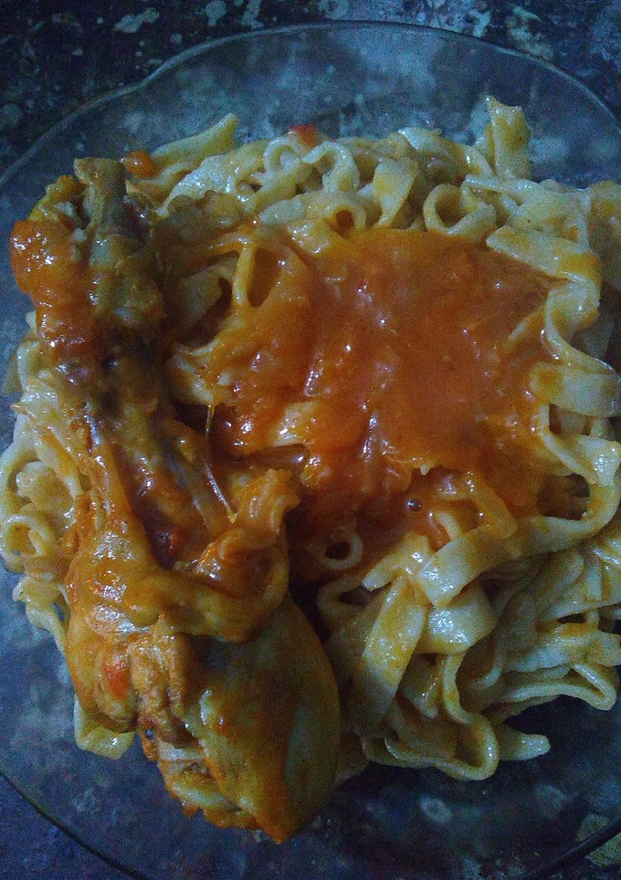 Una foto de Fideos caseros con salsa