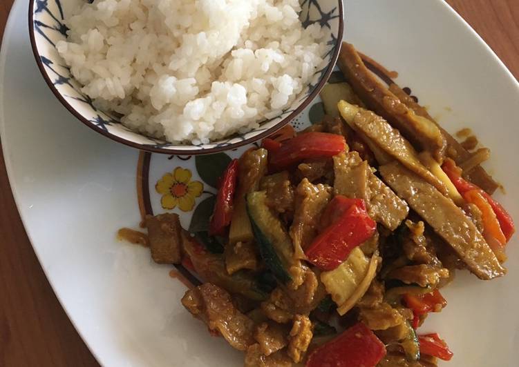 Spezzatino di seitan con verdure saltate e curry