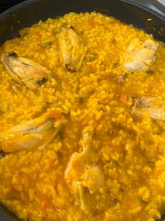 Una foto de Arroz con alitas de pollo