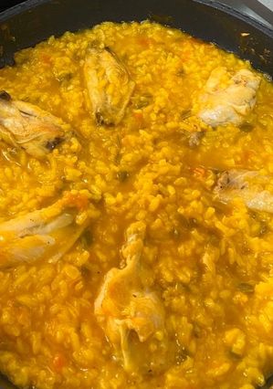 Una foto de Arroz con alitas de pollo