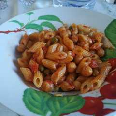 A picture of Mezze penne rigate con ceci.