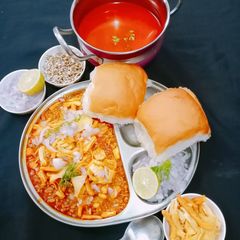 A picture of Misal pav.