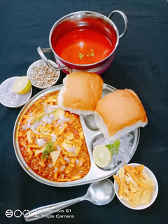 A picture of Misal pav.