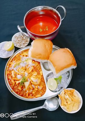 A picture of Misal pav.