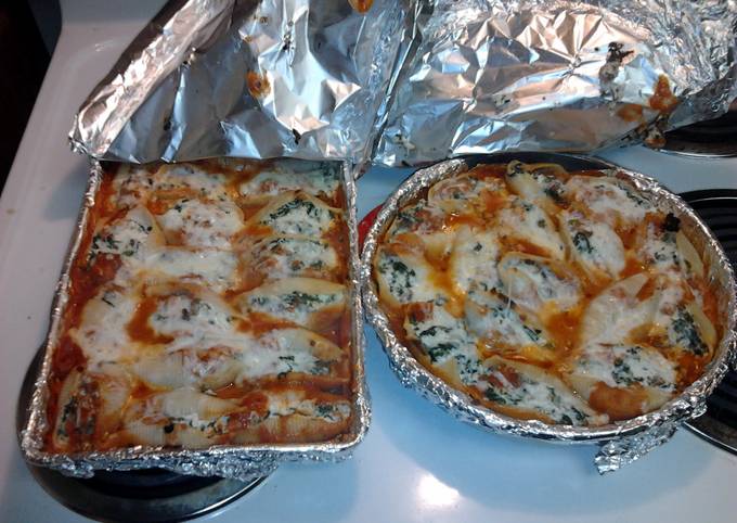 Recipe of Ultimate spinach &amp; sausage stuffed shells