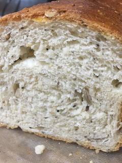 Una foto de Pan de molde con semillas en horno eléctrico
