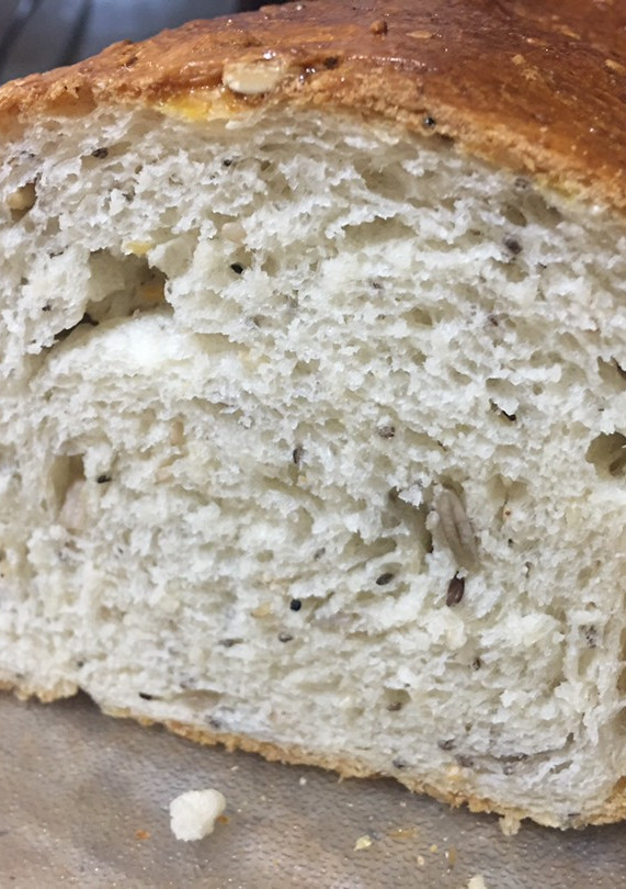 Una foto de Pan de molde con semillas en horno eléctrico
