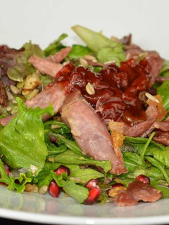 Una foto de Ensalada templada de pato con foie y pimiento caramelizado IBSA