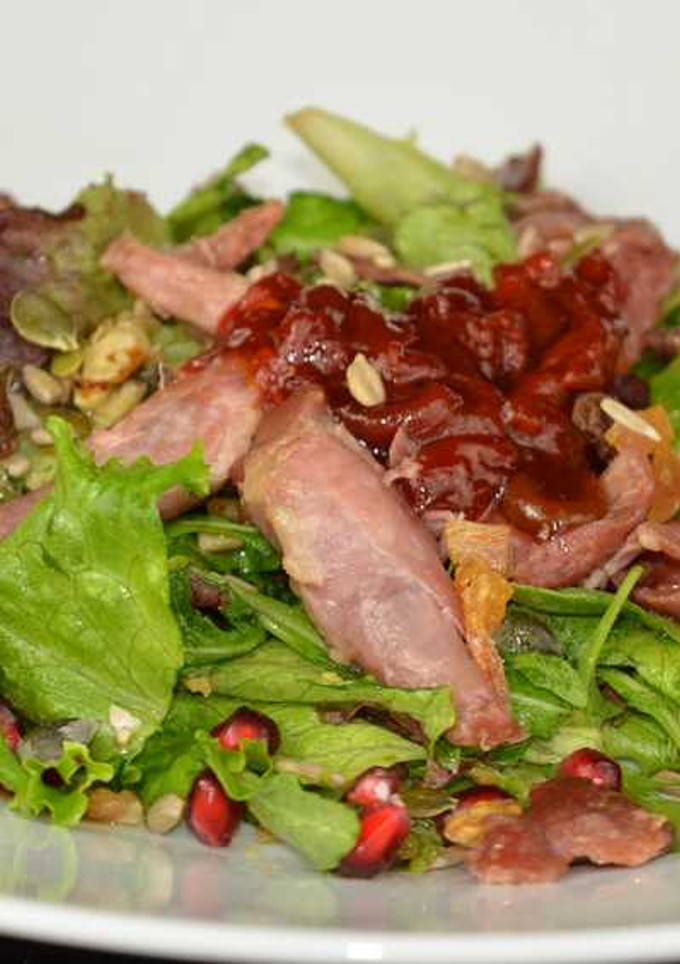 Una foto de Ensalada templada de pato con foie y pimiento caramelizado IBSA