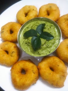 उडीद वडे..मेदु वडे. (medu vada recipe in marathi) रेसिपी चे मुख्य फोटो 