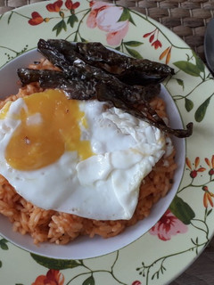 Una foto de Arroz con tomate y pimiento 🥫🍳