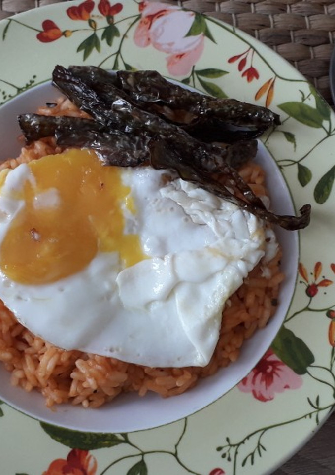 Una foto de Arroz con tomate y pimiento 🥫🍳