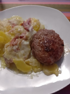 Una foto de Patatas a la crema y bacon con hamburguesa
