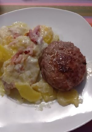 Una foto de Patatas a la crema y bacon con hamburguesa