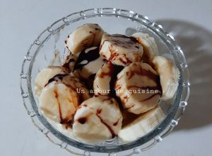 Une photo de Banane aux tahini et mélasse de dattes 🍌 🍯 🥣