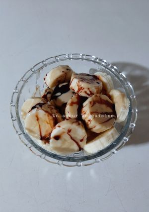Une photo de Banane aux tahini et mélasse de dattes 🍌 🍯 🥣