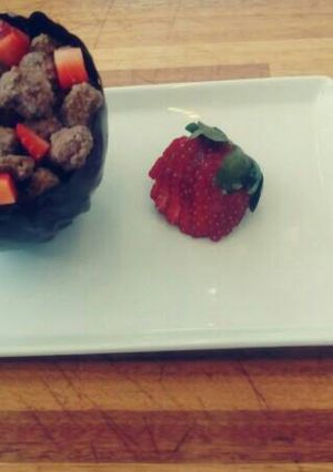 Una foto de Garrapiñadas con crema y frutillas