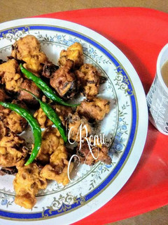 मिक्स वेज भजिया और अदरक वाली चाय (mix veg bhajiya aur adrak vali chai recipe in hindi) रेसिपी मुख्य फोटो